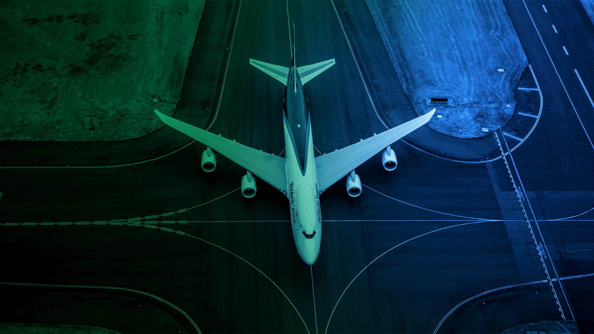 Aeronaves de carga em voo simbolizando a aplicação da logística de precisão pela Marken para resolver a crise mundial da cadeia de suprimentos de peças de aviação e de aviões no solo